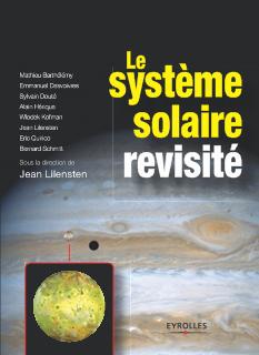 <strong>Le système solaire revisité - Annuel :</strong><br />Nous avons tous été éblouis par les images époustouflantes envoyées par les sondes Galileo, Cassini-Huygens ou Mars Global Surveyor. Jamais dans la longue histoire de l\'astronomie, les découvertes ne s\'étaient succédées à un tel rythme, qu\'elles viennent de ces missions spatiales, des observations faites de la terre ou des travaux d\'analyse des données ainsi collectées. Au point de renouveler complètement notre connaissance du système solaire, qui semblait pourtant déjà bien établie.  Il est rare qu\'un ouvrage d\'astronomie soit rédigé par ceux-là mêmes qui ont participé aux découvertes. C\'est le cas de ce volume écrit par huit astronomes du Laboratoire de Planétologie de Grenoble, lesquels font le point sur nos connaissances actuelles : nouvelle classification des objets célestes - Savez-vous que Pluton a perdu son statut de planète ? -, hypothèses les plus récentes sur la formation du système solaire et sur les conditions d\'apparition de la vie, etc.  Chaque thème - le soleil et son activité, les planètes telluriques et leur atmosphère, les géantes gazeuses, les satellites glacés et les comètes, la météorologie de l\'espace, les moyens d\'observation et les missions spatiales, la vie dans l\'univers - est traité comme un sujet indépendant sous forme de fiches thématiques illustrées de photos issues de missions spatiales récentes. Enrichi d\'un glossaire et d\'un index détaillés, cet ouvrage à plusieurs niveaux de lecture comblera tous les astronomes qu\'ils soient débutants ou déjà chevronnés.