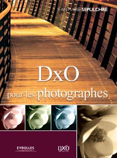 <strong>DxO pour les photographes - Annuel :</strong><br />La société française DxO fut la première à lancer des programmes d\'optimisation automatique des photos numériques quand elle mit sur le marché, en 2004, un logiciel corrigeant les défauts optiques des images à partir de mesures scientifiques de couples objectifs-boîtiers reflex : DxO Optics Pro. Avec sa version 5 sortie fin 2007, ce logiciel est devenu un programme complet qui, tout en conservant les fonctions d\'origine d\'une correction très avancée des défauts optiques, convertit les fichiers RAW en réduisant le bruit numérique, corrige les couleurs, modifie la géométrie des images et peut même leur donner un aspect "argentique" avec le module optionnel FilmPack.  Associé depuis le début à l\'évaluation des programmes bêta et des fonctions de DxO Optics Pro, Jean-Marie Sepulchre analyse dans cet ouvrage les principales caractéristiques du logiciel et conseille les photographes, à travers de nombreux exemples concrets, sur les meilleurs réglages à adopter selon les situations de prise de vue et les effets recherchés.