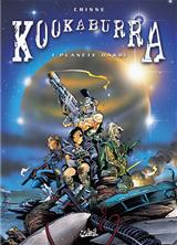 <strong>Kookaburra - Annuel :</strong><br />«Cinq enfants dieux naîtront, rassemblés, de leurs mains, des univers créeront, quatre seront bons, un ne le sera pas, l’âme du Kookaburra en eux s’éveillera et les appellera. »<br /><br />Telle est la prédiction, vieille de 20 000 ans qui sillonne l’espace. L’alliance terrienne, les Amazones et les dangereux Dakoïds se livrent à une guerre intergalactique pour maîtriser ce pouvoir.<br /><br />Dans cette lutte, le space sniper Dragan Preko, son acolyte Skullface, la belle et dangereuse amazone Taman Khâ et le dernier des Chevaliers-sorciers vont s’unir pour retrouver les enfants de la Prophétie. L’aube du Kookaburra est proche…<br /><br />Crisse nous emmène aux quatre coins de la galaxie avec ce space opera flamboyant qui mêle humour, action et mysticisme.